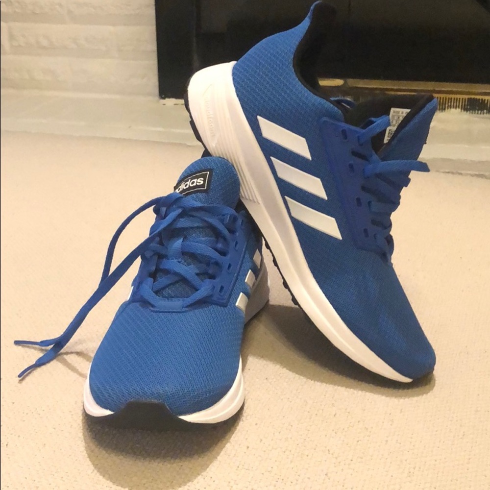 Tennis shoes